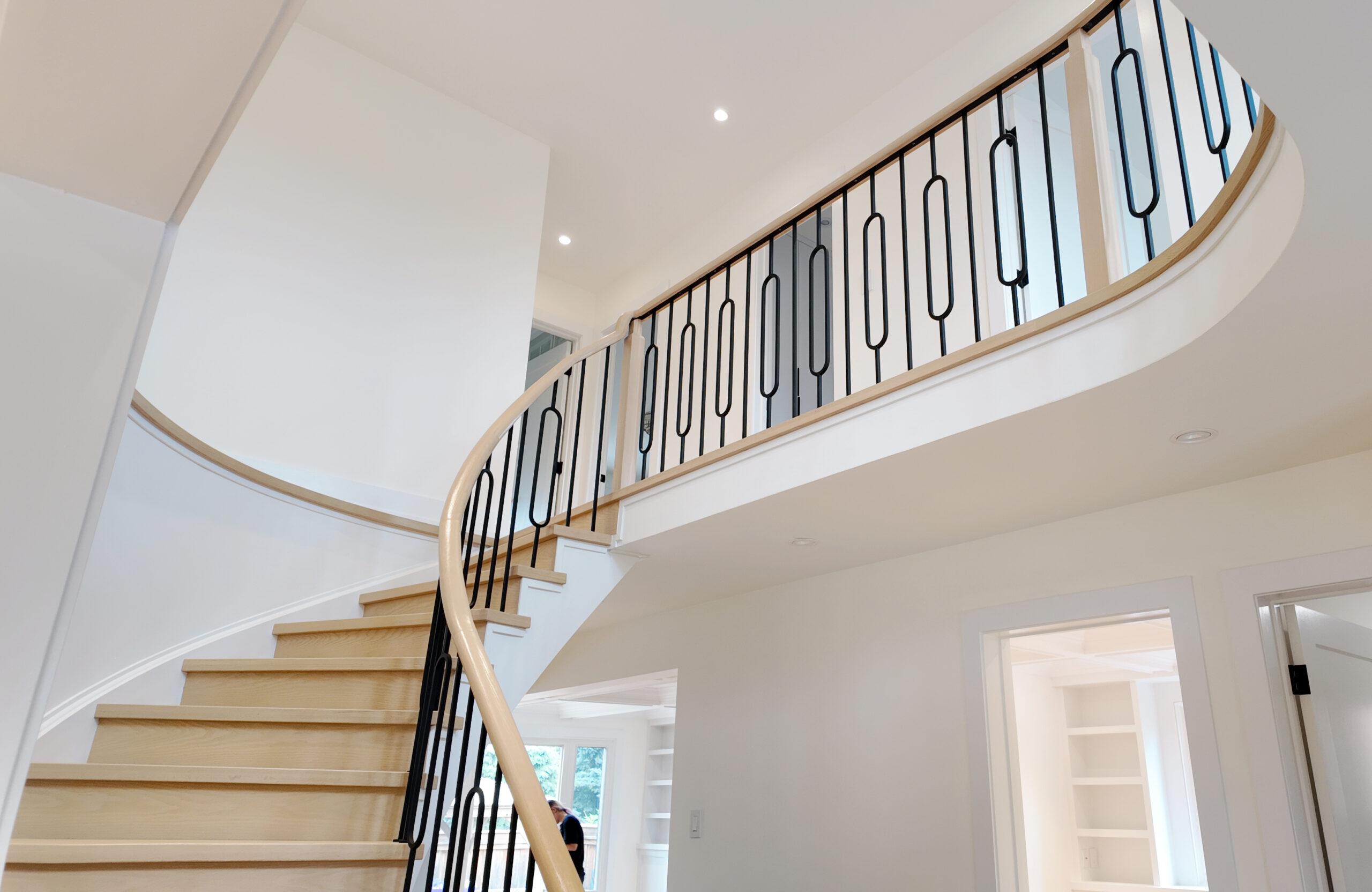 Uniform staircase finish with light wood tones