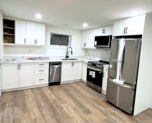 Mississauga kitchen renovation with waterproof flooring and quartz countertop